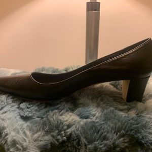 Like new, barely worn Manolo Blahnik heels